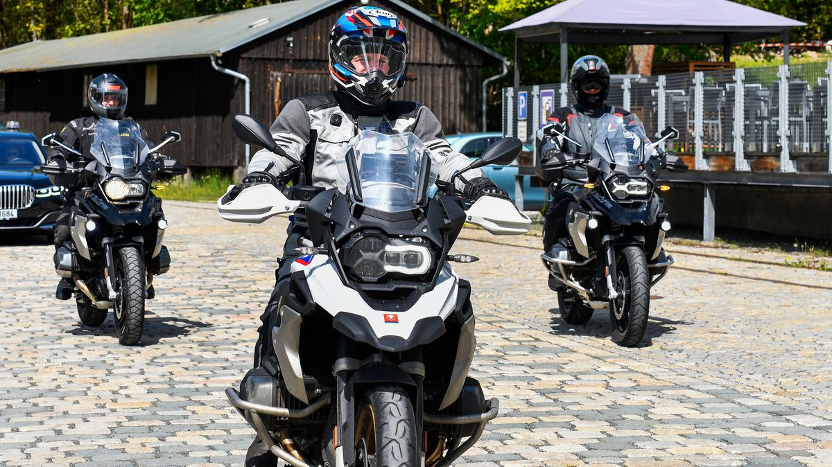 Úlet kvůli PR, říkají experti na Pavlovu cestu do Německa na motorce